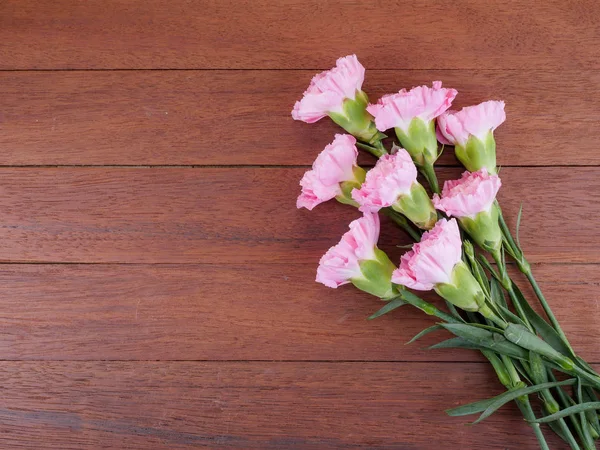 Ramo de flor de clavel rosa dulce sobre fondo de madera 1 — Foto de Stock
