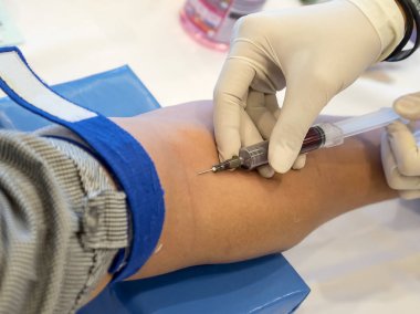 Gerçek kan örnekleri (Phlebotomist) 3 alarak hemşire