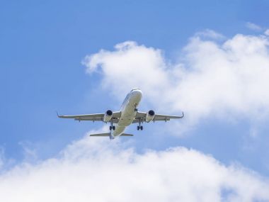 Mavi gökyüzü altında 3 uçan uçak
