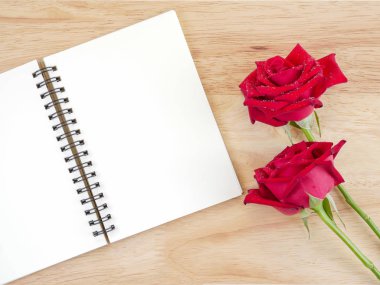 İki kırmızı gül çiçek ve boş defter 3