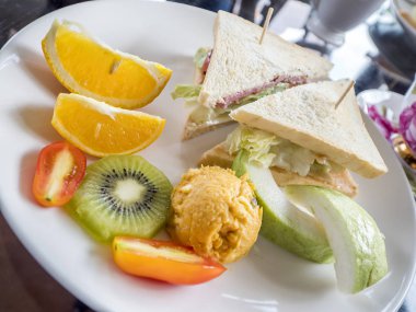 Beyaz yemek 3 portre club sandviç