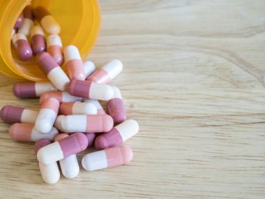 Closeup grup bir kapsül ilaç vermişler 1