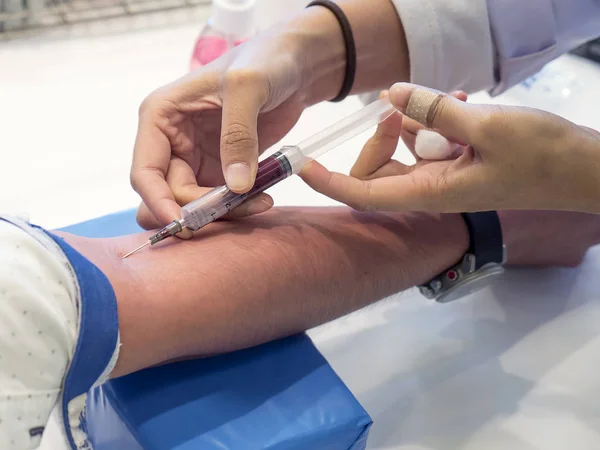 Enfermeira recolhendo amostras de sangue real (flebotomista) 7 — Fotografia de Stock