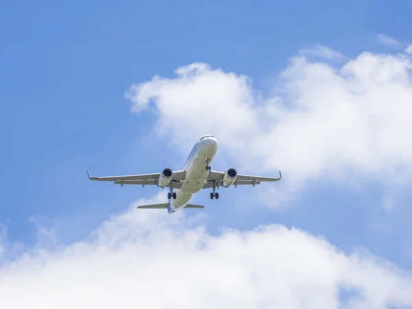 Avião voando sob o céu azul 3 — Fotografia de Stock
