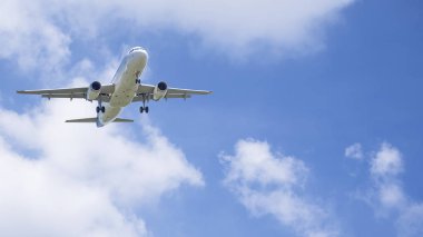 Mavi gökyüzü altında 8 uçan uçak