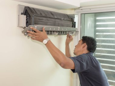 Tek elektrikçi adam temiz, düzeltmek ve klima bakımını yapmak 
