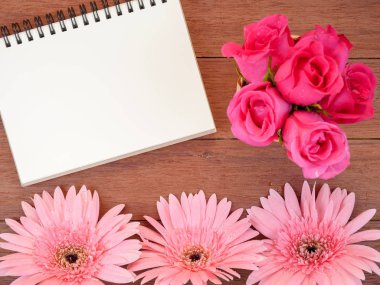 Tatlı pembe Gerbera çiçek ve boş defter 1