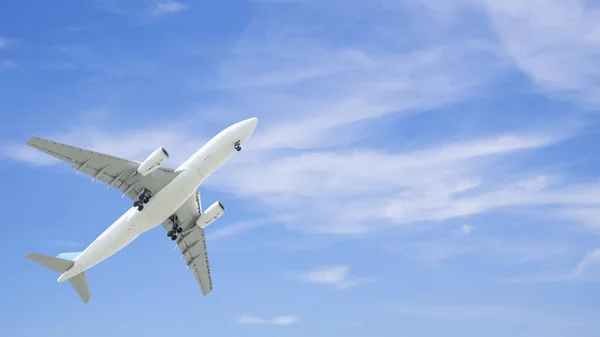Airplane flying under blue sky 6 — Stock Photo, Image