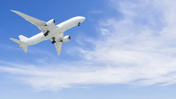 Airplane flying under blue sky 4 — Stock Photo, Image