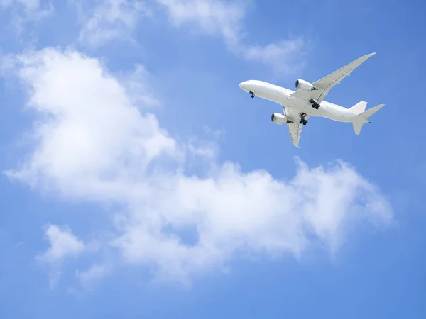 Avião voando sob o céu azul 5 — Fotografia de Stock