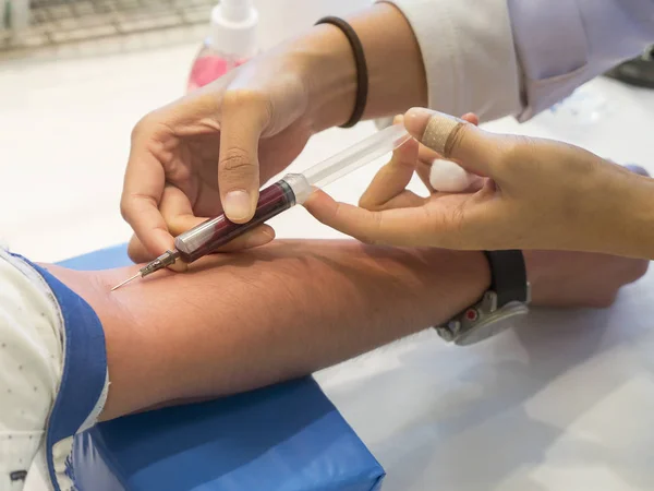 Sjuksköterska att ta riktiga blodprov (Phlebotomist) 8 — Stockfoto