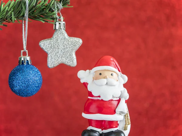 Poupée Santa Claude stand sous boule bleue de Noël et étoile d'argent — Photo
