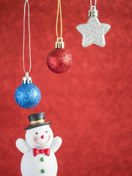 Étoile d'argent et rouge, boule de Noël bleue accrocher sur flou rouge backgr — Photo