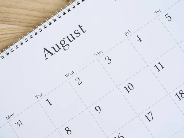 Август на белой странице календаря 2 — стоковое фото