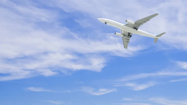 青い空 10 下を飛んでいる飛行機 — ストック写真