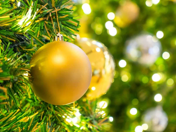 Boule de Noël dorée sur l'arbre de Noël 2 — Photo