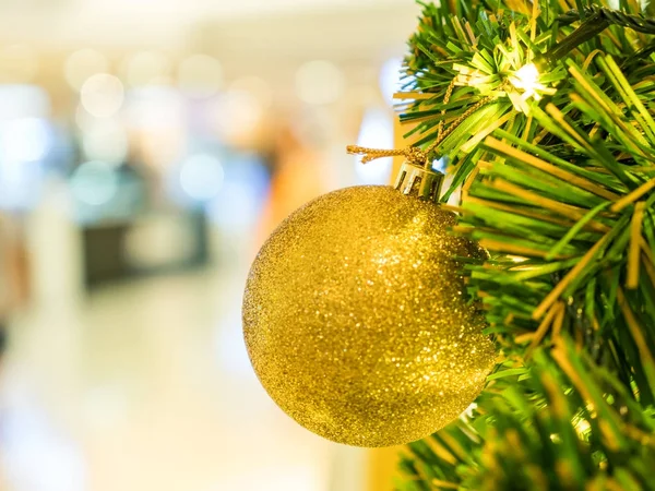 Boule de Noël dorée sur arbre de Noël 3 — Photo