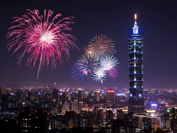 Taipei cityscape gece havai fişek 1 ile ışık