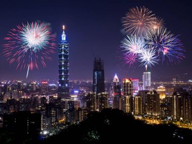 Taipei cityscape gece havai fişek 2 ile ışık