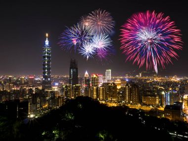 Taipei cityscape gece havai fişek 4 ile ışık