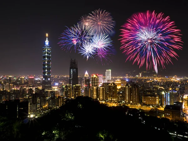 Taipei cityscape gece havai fişek 4 ile ışık