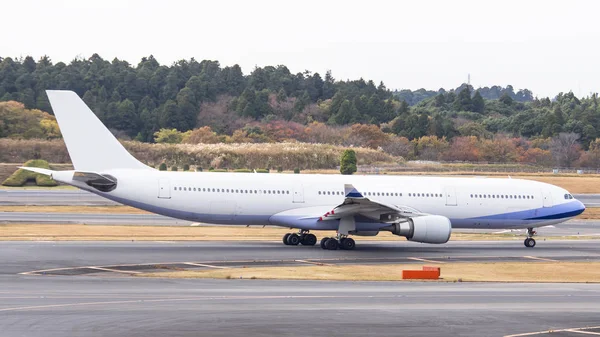 Avion sur piste 1 de l'aéroport — Photo