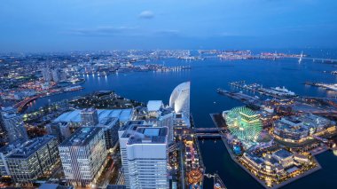 Gece lambası modern Japonya'da bina Yokohama cityscape yükseklik görünümü