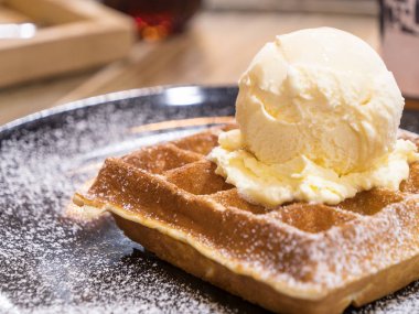 Waffle ve vanila dondurma yemek, tatlı (seçici odak restoranda closeup)
