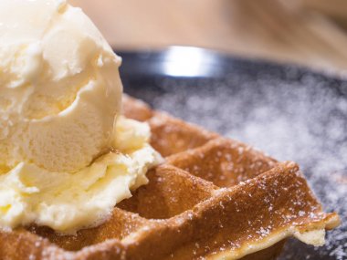 Waffle ve vanila dondurma yemek, tatlı (seçici odak restoranda closeup)