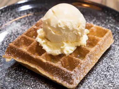 Waffle ve vanila dondurma yemek, tatlı (seçici odak restoranda closeup)