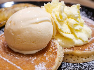 Krep, closeup dilim muz ve Ice cream şurubu ile yemek, tatlı Restoran (seçici odak)