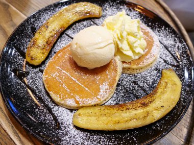 Krep, closeup dilim muz ve Ice cream şurubu ile yemek, tatlı Restoran (seçici odak)