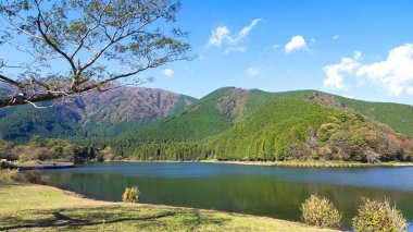 1. kış mevsiminde göl ve dağ