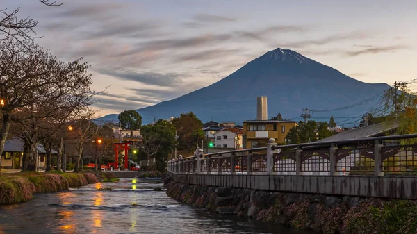 A Fuji-hegy reggele a Fujinomiya 4 folyó közelében Stock Kép