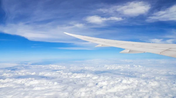 Wing of airplane fly over  the blue sky and white cloud 10 — Stock Photo, Image