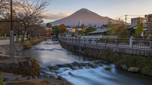 A Fuji hegy reggele a Fujinomiya 5 folyó közelében — Stock Fotó