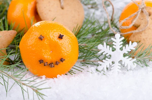 Weihnachtsdekoration, lächelnde Mandarine — Stockfoto