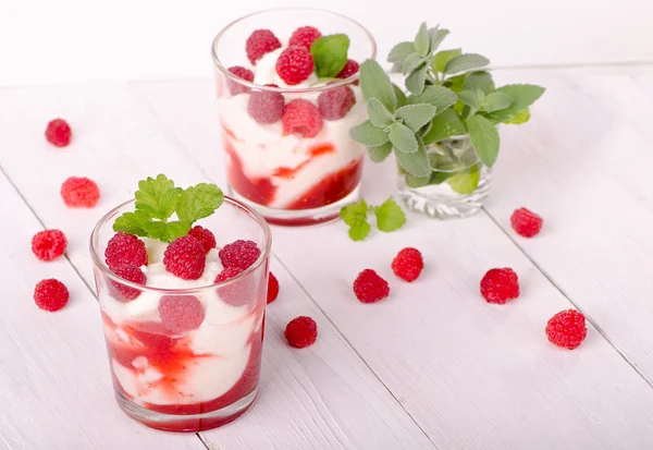 Summer dessert, parfait with raspberries — Stock Photo, Image