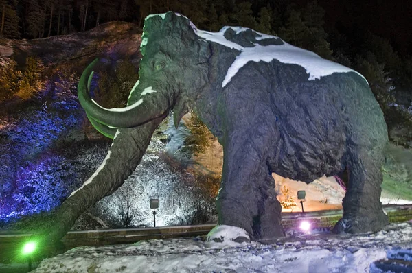 19.11.2013 Archeopark Ρωσία, Φενέρμπαχτσε, Khanty-Mansiysk. Samarov πόλη. Γλυπτική ομάδα μαμούθ, για την πλήρη αξία του μετάλλου. Royalty Free Φωτογραφίες Αρχείου