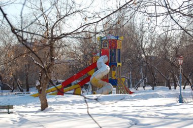 Şehir Parkı içinde şehir, Verkhnyaya Salda, Sverdlovsk bölge huş ağacı. Kış cityscape. İz karla kaplı. Çocuk oyun alanı, salıncaklar, slaytlar, merdivenler, yatay çubuklar