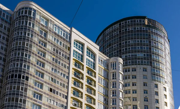 22.03.2017. Russia, Sverdlovsk Region, city of Yekaterinburg, a fragment of the building facade against the blue sky. Modern business class architecture. — Stock Photo, Image