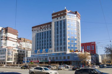 22.03.2017. Rusya, Sverdlovsk bölge, Yekaterinburg şehir, Bina cephe mavi gökyüzüne karşı bir parçası. Modern iş sınıf Mimarlık.