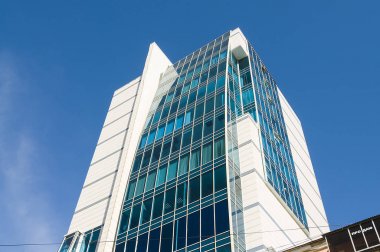 22.03.2017. Rusya, Sverdlovsk bölge, Yekaterinburg şehir, Bina cephe mavi gökyüzüne karşı bir parçası. Modern iş sınıf Mimarlık.