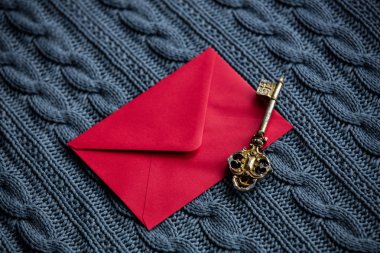 Kırmızı zarf ve anahtar 