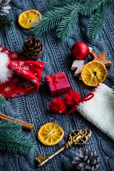 Kerstman hoed en gouden sleutel — Stockfoto