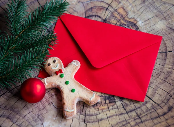 Biscoito de homem de gengibre de Natal e envelope — Fotografia de Stock