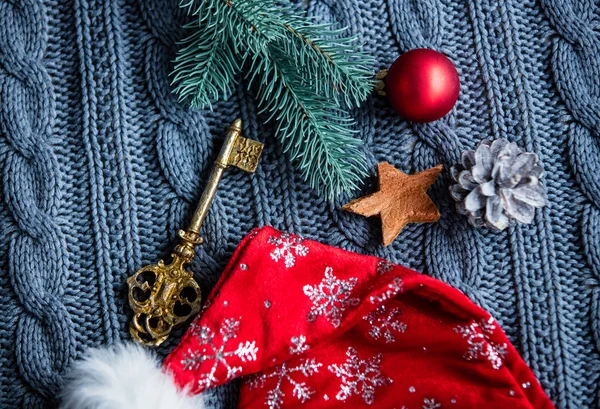 サンタ クロースの帽子と黄金の鍵 — ストック写真