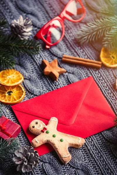 Noel dekor ve zencefilli kurabiye adam — Stok fotoğraf