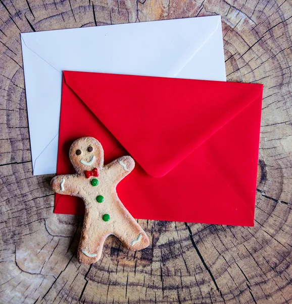 Biscoito homem de gengibre e dois envelopes — Fotografia de Stock