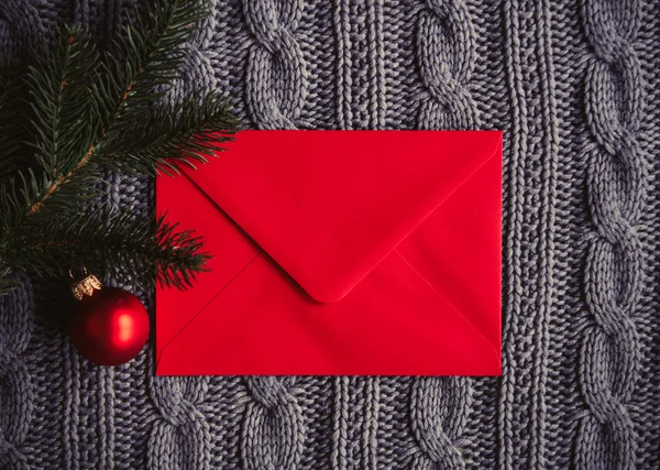 Красный конверт и ветка — стоковое фото